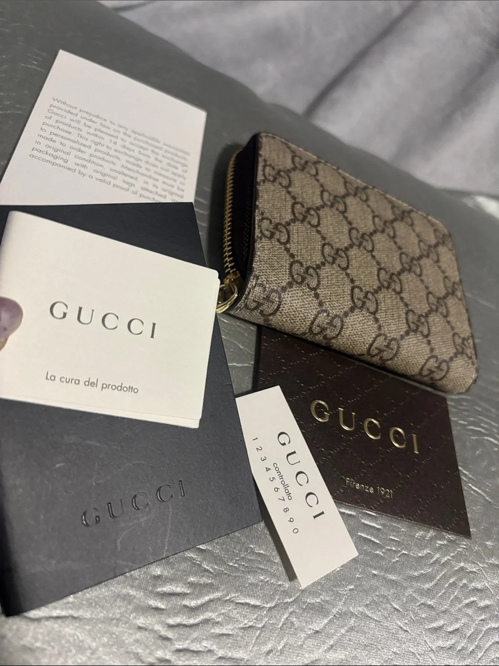 Gucci Brown Beige GG Supreme Zip Card Wallet with Gold Hardware (was a gift) - Picture 2 of 6